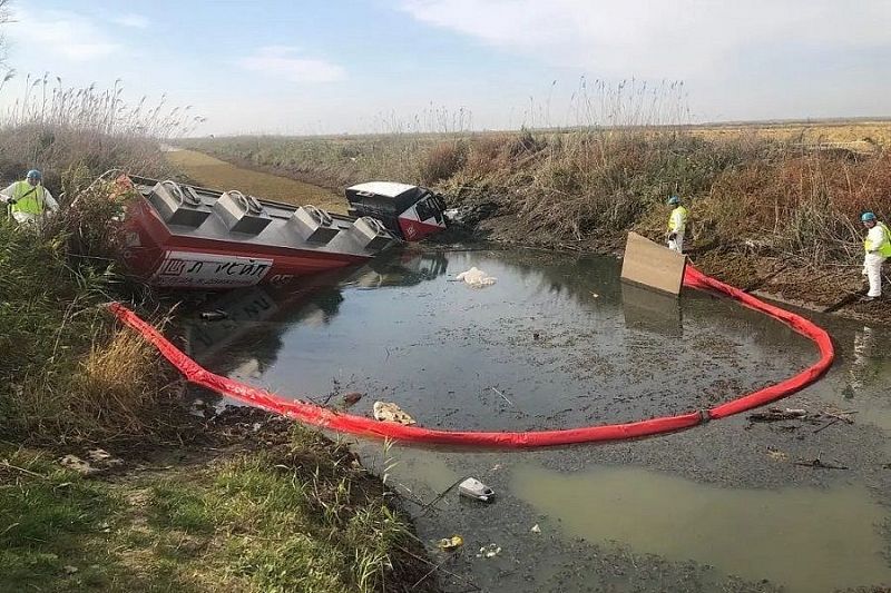 Автоцистерна «Лукойла» съехала с дороги и рухнула в канал под Краснодаром