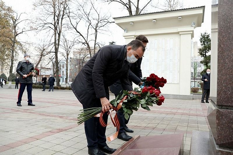 В День Героев Отечества губернатор Кубани Вениамин Кондратьев возложил цветы у мемориальной арки в сквере имени Г.К. Жукова