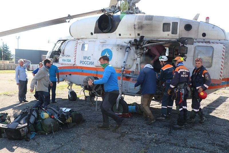 В Сочи спасатели эвакуировали на вертолете застрявшую в горах группу туристов с подростками
