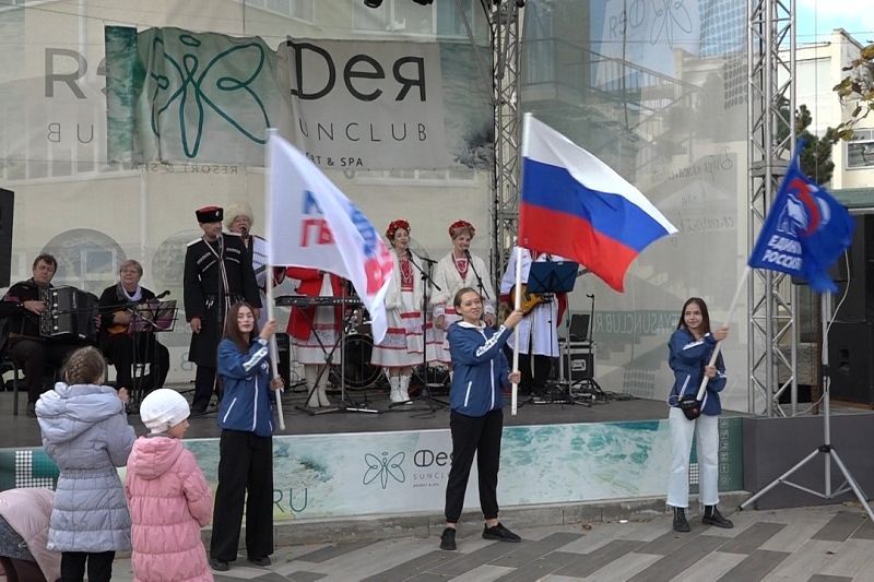 Волонтеры «Единой России» организовали в День Народного единства праздник для жителей Херсонской области в Анапе