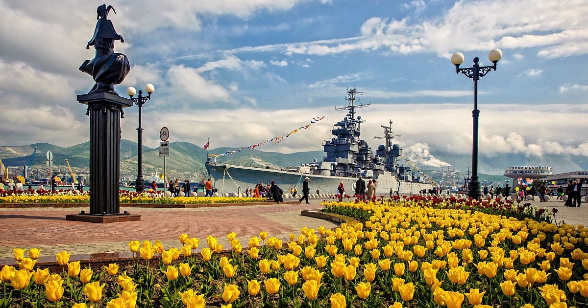 Цветы новороссийск. Новороссийск центр города. Новороссийск / Novorossiysk. Новороссийск / Novorossiysk лето. Набережная лето Новороссийск.