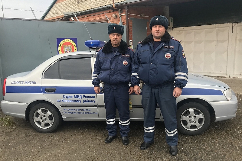 В Краснодарском крае инспекторы ДПС спасли потерявшего сознание водителя из горящей машины