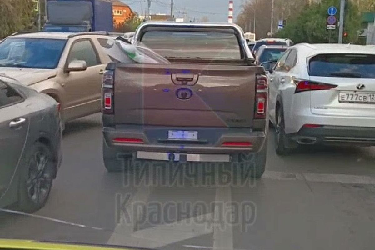 В Краснодаре автоинспекторы нашли водителя внедорожника, не пропустившего скорую помощь