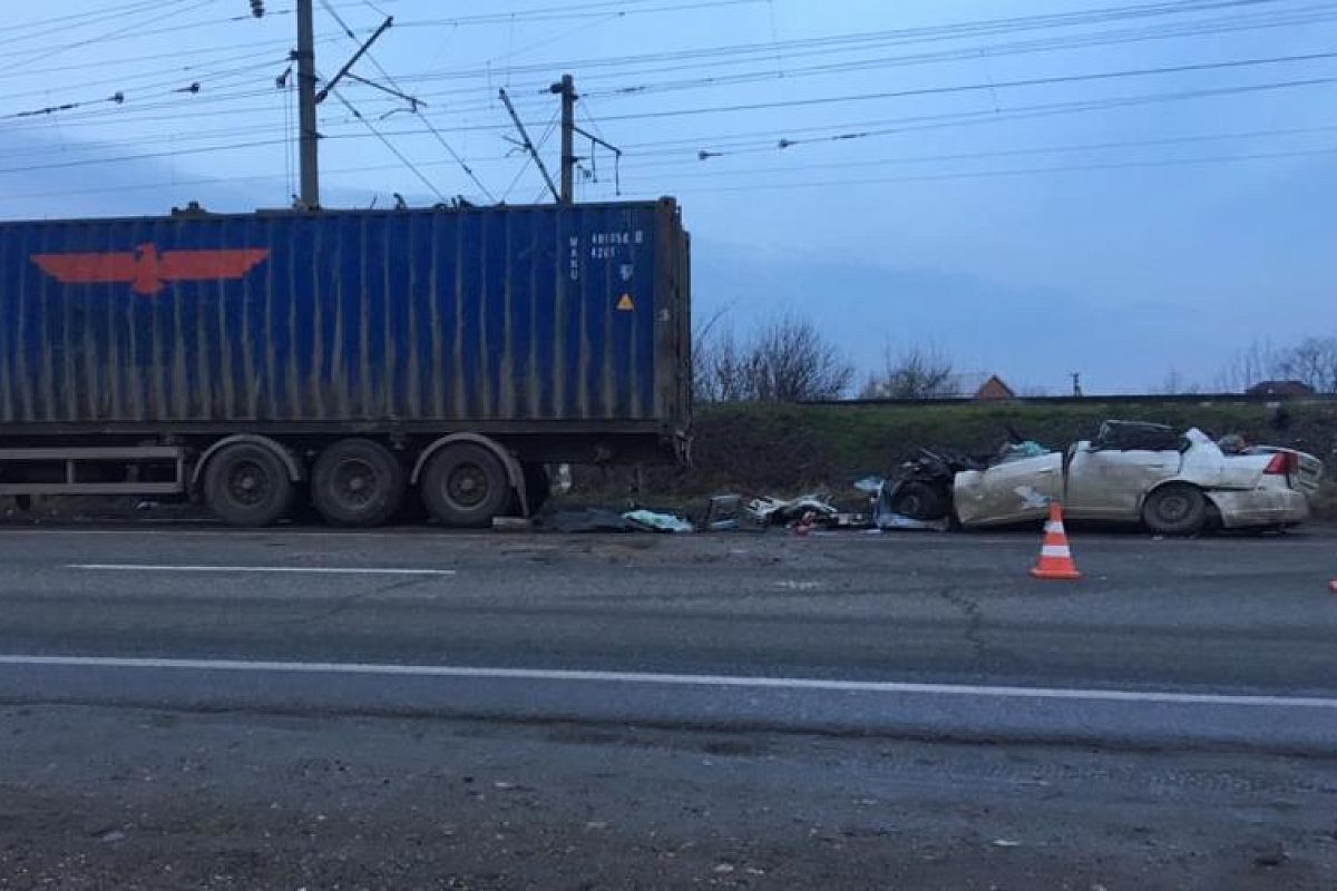 Под Краснодаром водитель из Кемеровской области врезался в припаркованный грузовик. Погибли двое