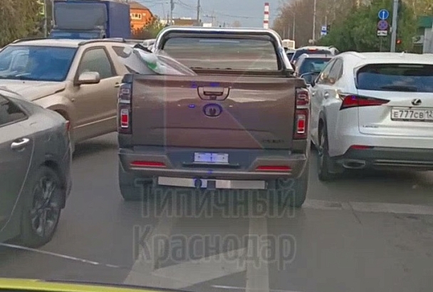 В Краснодаре автоинспекторы нашли водителя внедорожника, не пропустившего скорую помощь