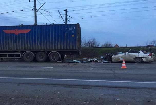 Под Краснодаром водитель из Кемеровской области врезался в припаркованный грузовик. Погибли двое
