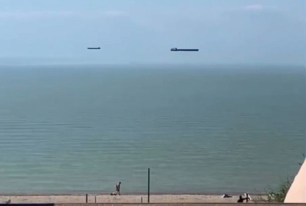 Редкое явление: «парящие» над морем корабли сняли на видео в Ейске