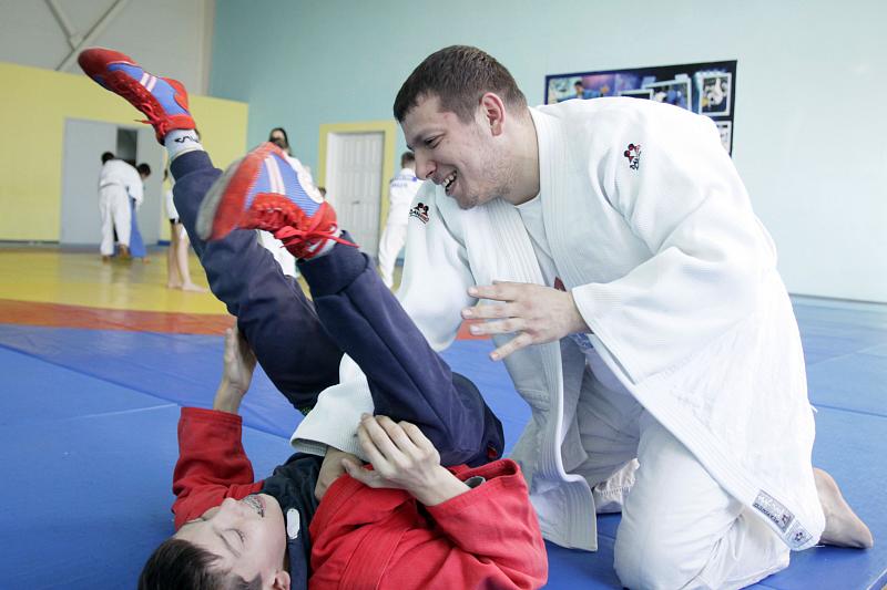 Тренер спортшколы «Лидер» Денис Арбузов готовит своего 14-летнего сына Тимура к молодежному чемпионату мира по самбо в Сербии, который пройдет в декабре.