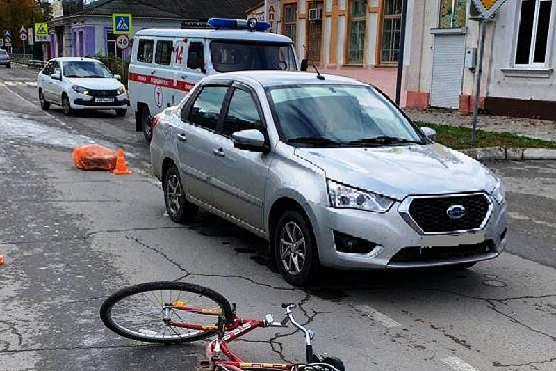 В Краснодарском крае женщина на иномарке сбила пенсионера на велосипеде. Он госпитализирован