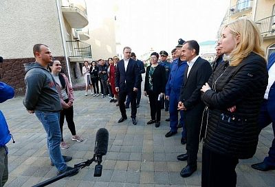 Губернатор и прокурор Кубани встретились с прибывшими в Анапу жителями Запорожской и Херсонской областей