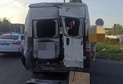 В Невинномысске грузовик врезался в экскурсионный микроавтобус из Краснодарского края. Есть пострадавшие