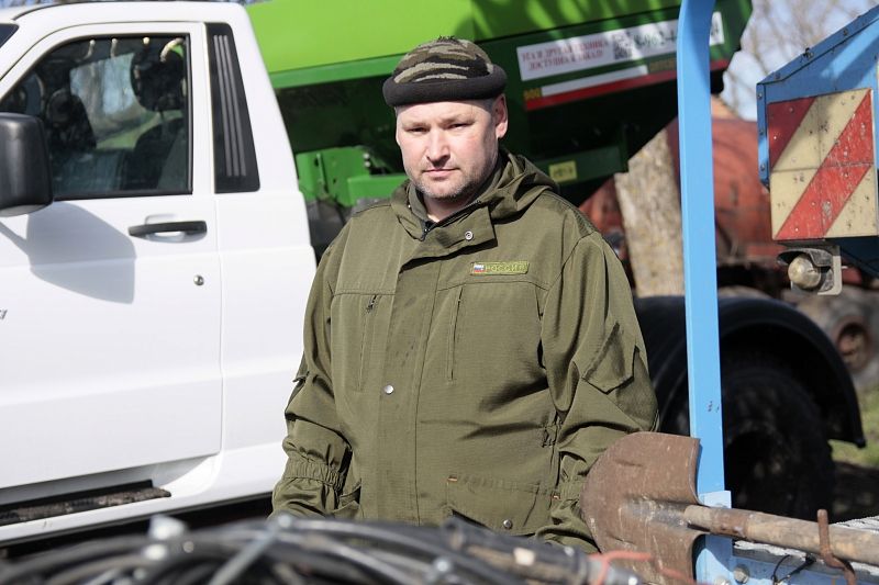 Механизатор Михаил Баталов по итогам прошлого года стал победителем внутрихозяйственного соревнования на уборке пшеницы.