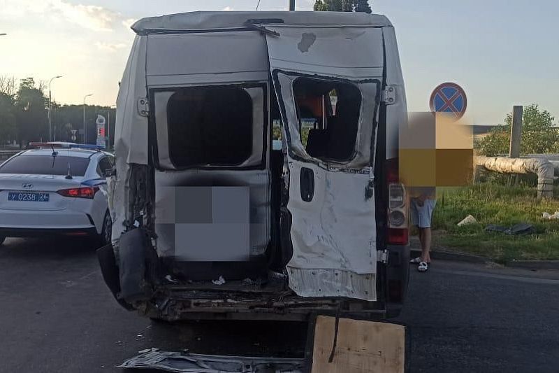 В Невинномысске грузовик врезался в экскурсионный микроавтобус из Краснодарского края. Есть пострадавшие