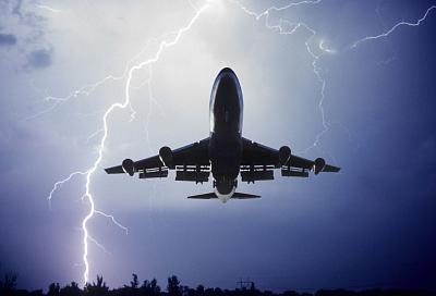 Молния попала в пассажирский самолет над Сочи