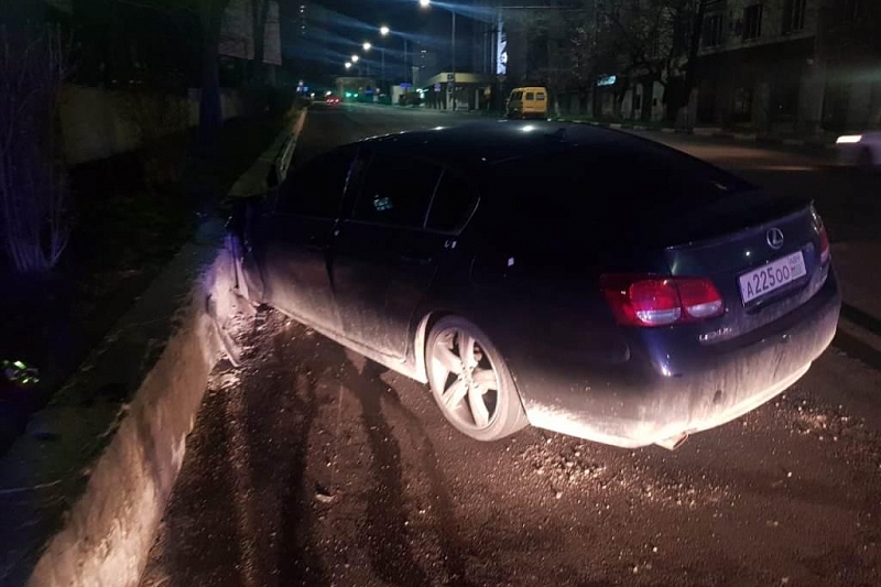 В Новороссийске в ДТП пострадали водитель и пассажирка Lexus