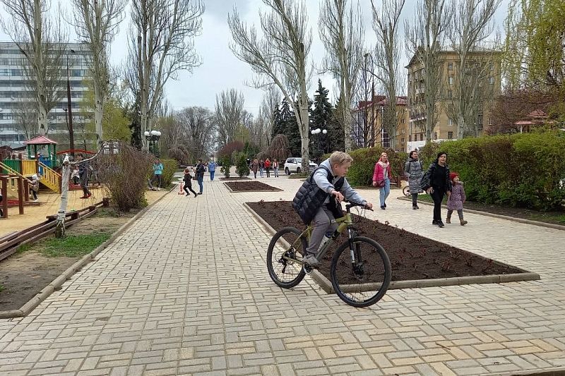 Центр Донецка сегодня вполне похож на мирный город: играют дети, ездят велосипедисты, цветет магнолия.  