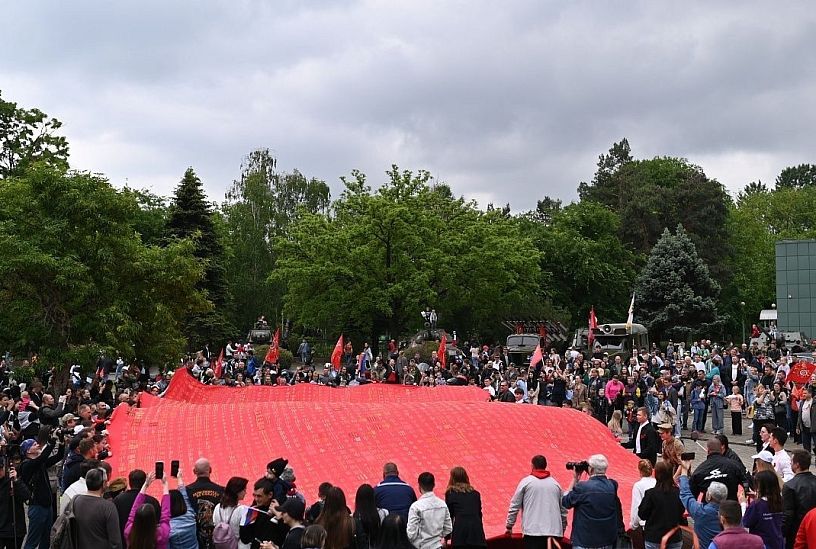 В краснодарском парке имени 30-летия Победы развернули огромное Знамя Героев