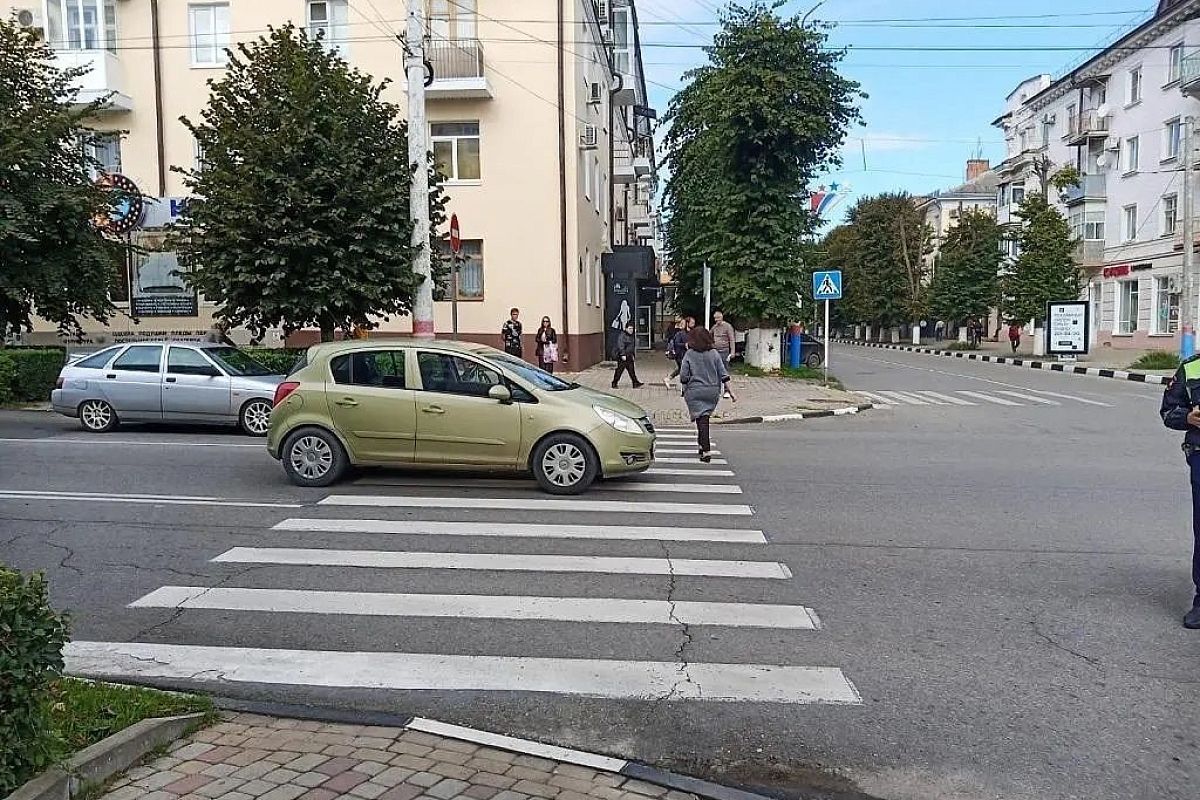 Велосипедист с 9-летней пассажиркой врезался в иномарку в Армавире. Ребенок в больнице