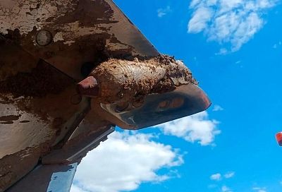 Сотрудники Росгвардии разобрали плуг прямо в поле Темрюкского района, чтобы достать застрявшую мину