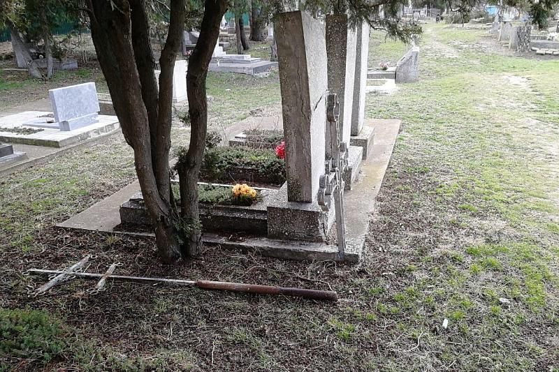На кладбище в Анапе найдены разрушенные памятники. Полиция проводит проверку