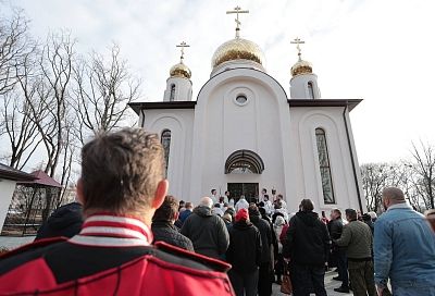 В поселке Виноградном освятили храм святителя Василия Великого