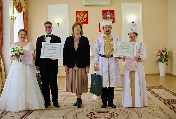 Две пары из участников Всемирного фестиваля молодежи сочетались браком в Сочи