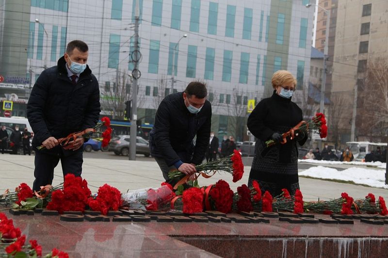 В День защитника Отечества в Краснодаре возложили цветы к Вечному огню