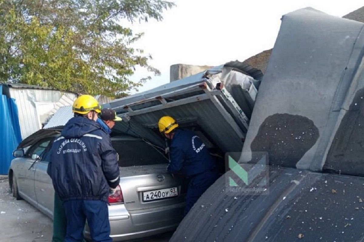 Уголовное дело возбуждено после гибели женщины под упавшей опорной стеной в Краснодаре