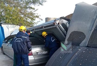 Уголовное дело возбуждено после гибели женщины под упавшей опорной стеной в Краснодаре