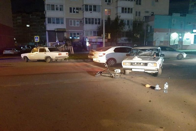 В Краснодаре пьяный водитель на ВАЗе сбил мужчину на электросамокате