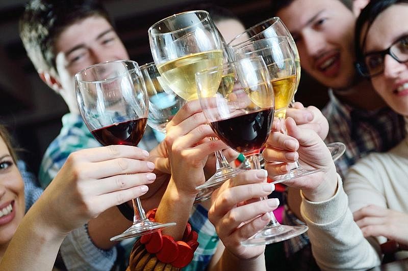 Ученые назвали новую опасность алкоголя для детей и подростков