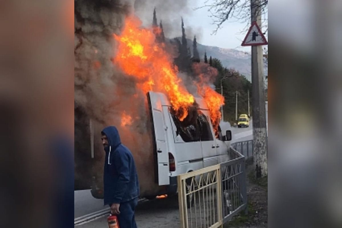 Водитель Mersedes запер машину изнутри и совершил поджог