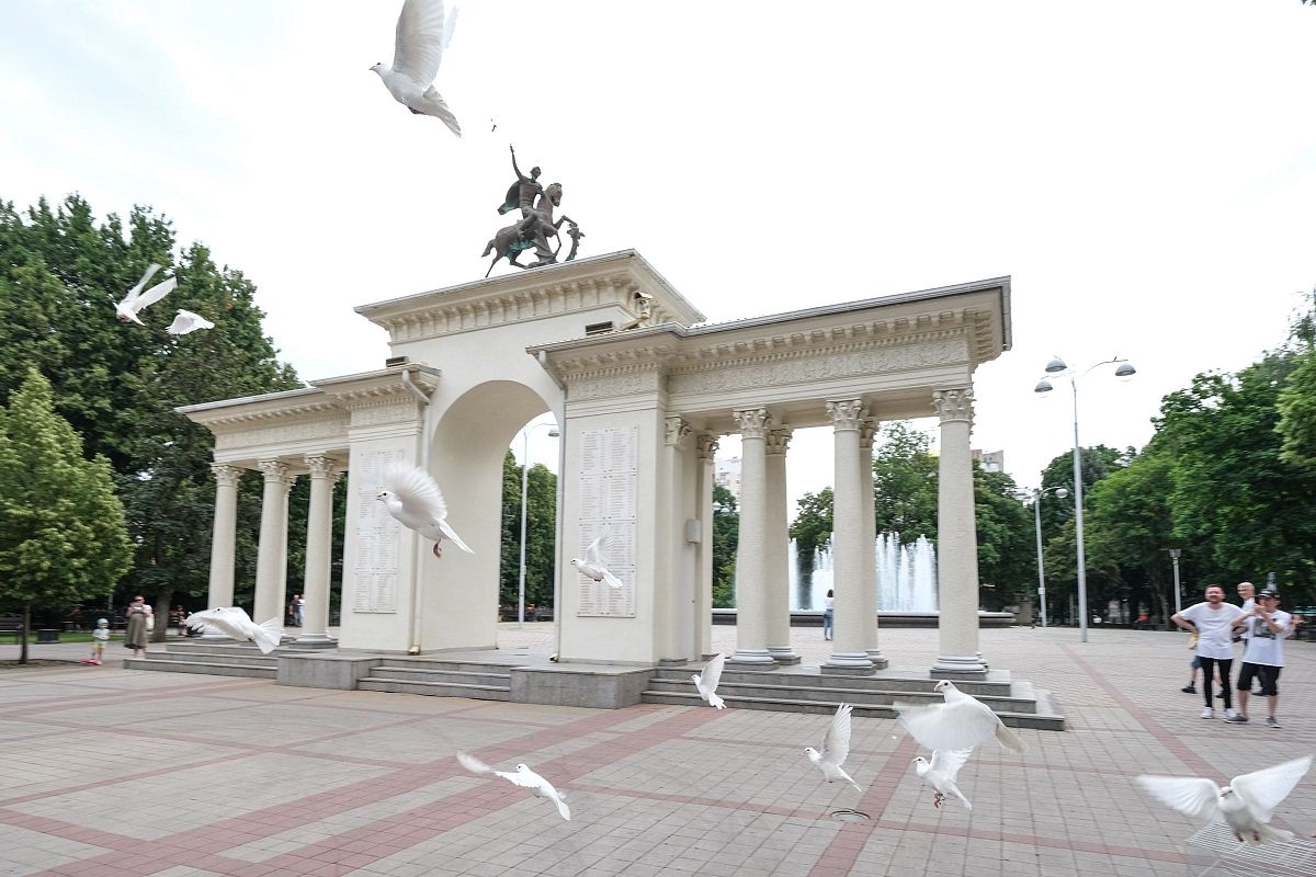 В краснодарском сквере им. Г.К. Жукова в знак приверженности миру юные кубанцы в небо выпустили белых голубей.