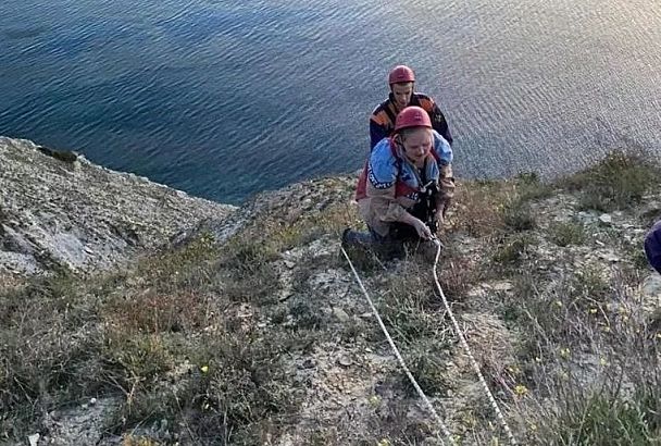 Спасатели сняли туристку с крутого склона в Анапе