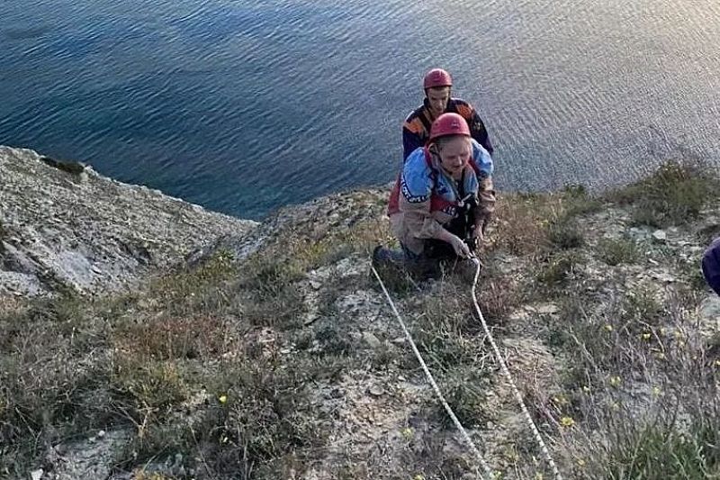 Спасатели сняли туристку с крутого склона в Анапе