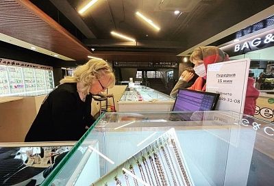 В Краснодаре владелицу ювелирного магазина накажут за работу сотрудников без маски