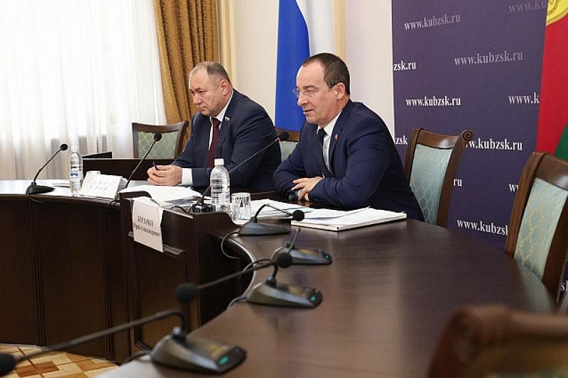 Председатель ЗСК Юрий Бурлачко и депутат Госдумы Иван Демченко провели совместный онлайн-прием граждан