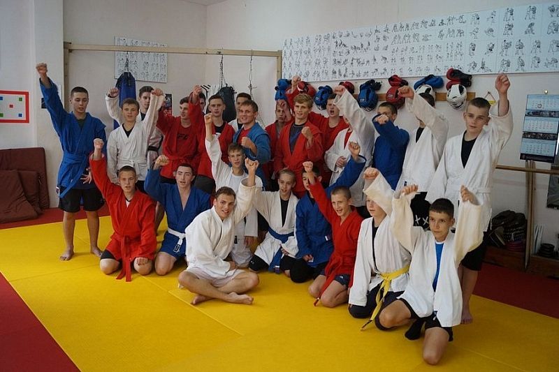 Чемпион мира по боевому самбо Дурыманов провел мастер-класс в казачьем кадетском корпусе Кубани