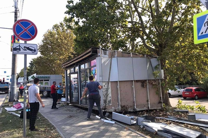 Незаконный цветочный магазин снесли в Краснодаре