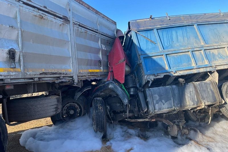 Водитель КамАЗа погиб после столкновения с фурой на встречке в Краснодарском крае