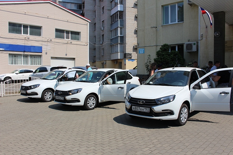 В Краснодаре инвалидам, пострадавшим на производстве, выдали новые автомобили
