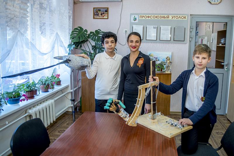 Тимур Запорожский и Никита Булыгин с учителем биологии Еленой Пенчук.