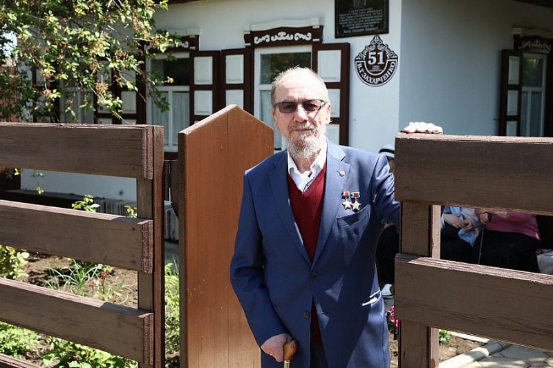 Памятный бюст руководителю Кубанского казачьего хора Виктору Захарченко открыли в Кореновском районе