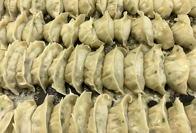 Когда хочется экзотики, всей семьей лепим изящные и очень вкусный японские пельмени гёдза. Простой и понятный рецепт приготовления