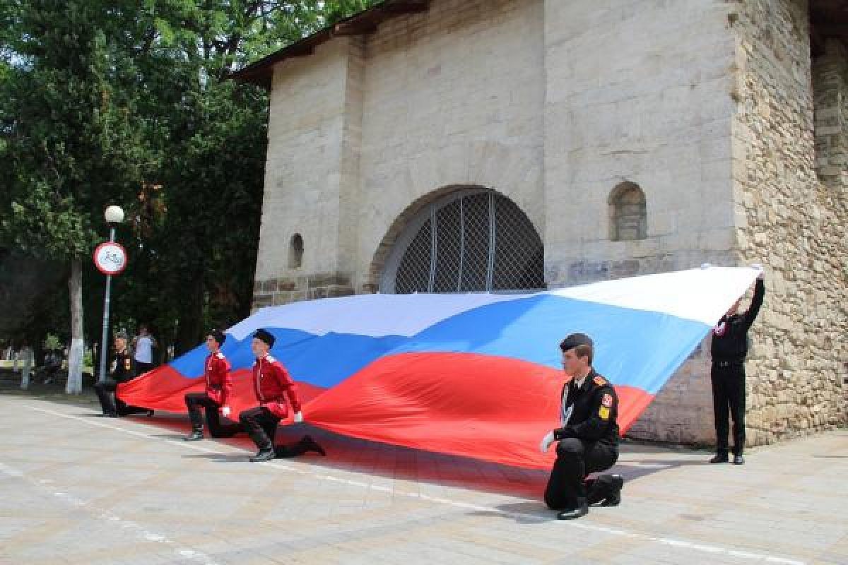 Большой триколор развернули у Русских ворот в Анапе