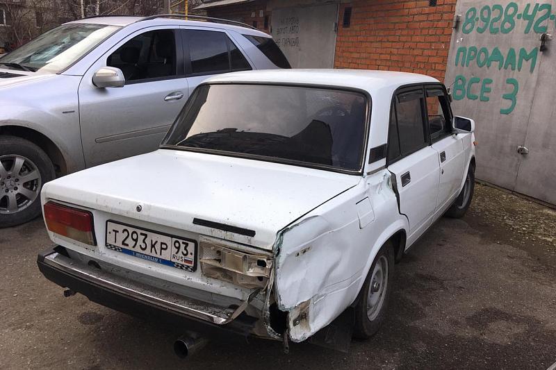 В Краснодаре водитель ВАЗ-2107 на скорости сбил женщину на тротуаре и скрылся (видео)