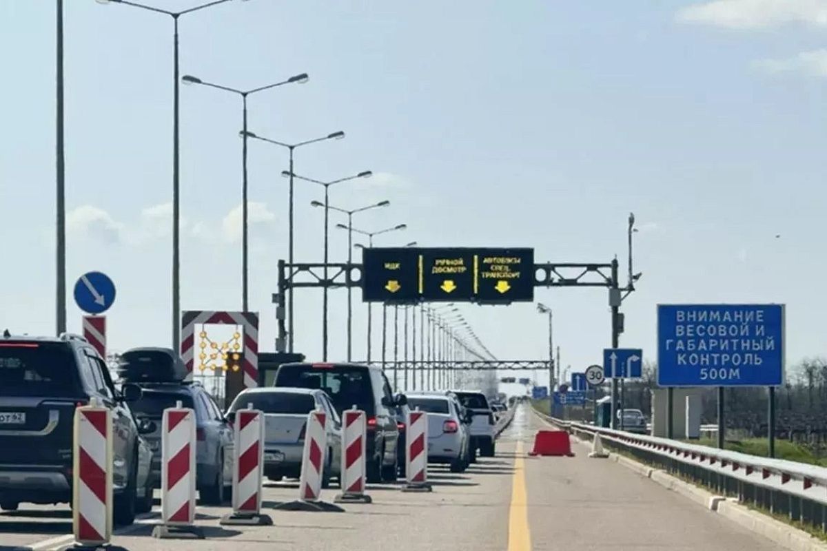 Больше 600 машин ожидают проезда по Крымскому мосту