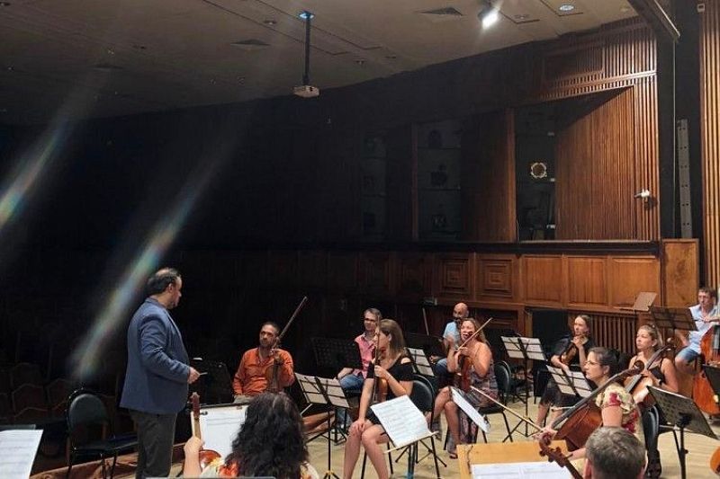 В Сочи симфонический оркестр впервые с начала пандемии приступил к репетициям 