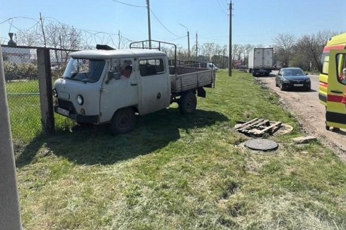 Пенсионер на УАЗе врезался в металлический забор в Краснодаре. Он погиб