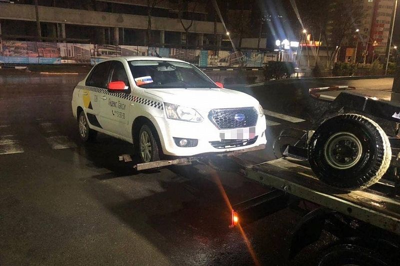 Полицейские задержали водителя Яндекс. Такси под наркотиками